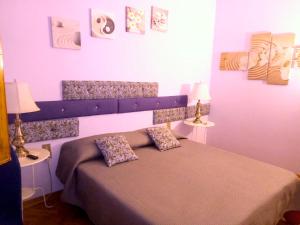 una camera con un letto con due cuscini sopra di MEL Affittacamere a Firenze