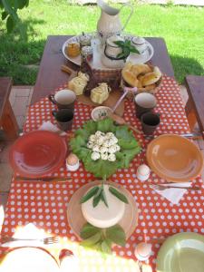 オリセントペーテルにあるFürge Róka Portaのピクニックテーブル(皿、食べ物付)
