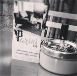 Una lata con un cigarrillo al lado de una revista en B&B Parini en Cassino