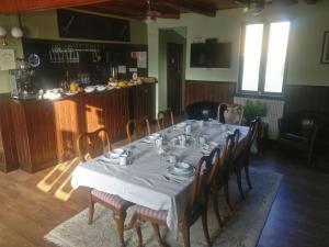 uma mesa de jantar com uma toalha de mesa branca em Au Petit Bled em Hermelinghen