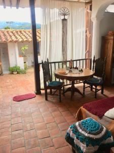 a living room with a table and chairs and a patio at la casa de la nona in San Gil