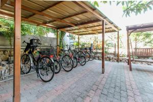 eine Gruppe von Fahrrädern, die unter einem Pavillon geparkt sind in der Unterkunft Residence Villa Alda in Pietra Ligure