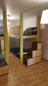 坡州的住宿－The Guesthouse DMZ Stay，一间客房内配有两张双层床的房间
