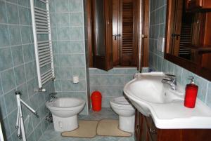 a bathroom with a sink and a toilet at La Mariposa in Nova Siri