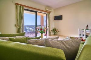 Televízia a/alebo spoločenská miestnosť v ubytovaní Nanakis Beach Apartments