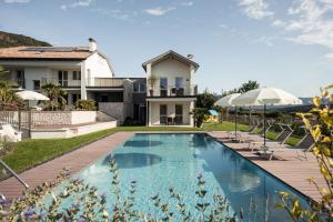 una villa con piscina e una casa di Josefshof a Caldaro