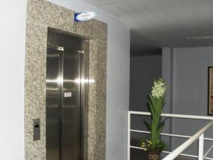 einen Aufzug in einer Lobby mit einer Pflanze in der Unterkunft Hotel Mirante Da Ilha in Alter do Chao