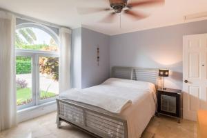 Ένα ή περισσότερα κρεβάτια σε δωμάτιο στο Lime Tree Villa - Canal Front