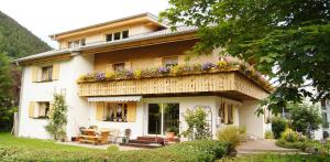 uma casa com flores ao lado dela em Haus Bergfriede em Brand