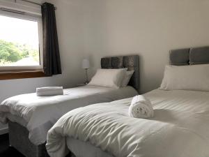En eller flere senge i et værelse på Dysart Sea View Apartment