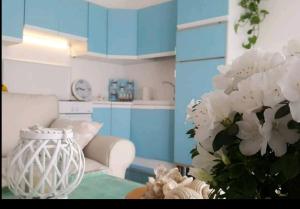 ミラッツォにあるCasa Vittoriaのリビングルーム(青いキャビネット、白い花のテーブル付)