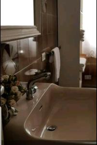 ein Bad mit einem Waschbecken und einem Spiegel in der Unterkunft Casa Vittoria in Milazzo