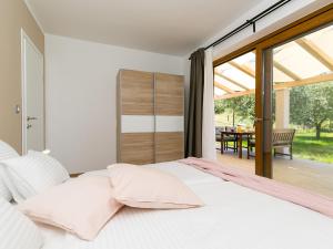 Postel nebo postele na pokoji v ubytování Pool Premium Apartment + 37 fotografií