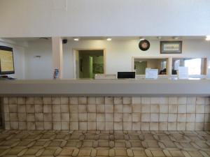 a waiting room with a counter and a clock at Premier Inns Metro in Phoenix