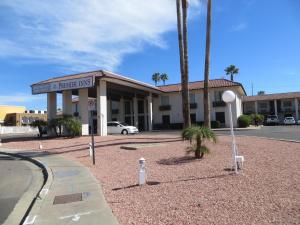 ein Gebäude mit einer Palme davor in der Unterkunft Premier Inns Metro in Phoenix