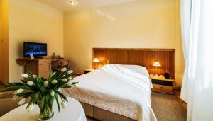 
Łóżko lub łóżka w pokoju w obiekcie Hotel Komeda
