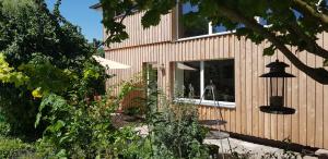 a house with a window on the side of it at Ferienwohnung "Wales" im Cnauceltaidd in Wegensen