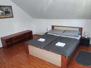 Posteľ alebo postele v izbe v ubytovaní Apartman Lena