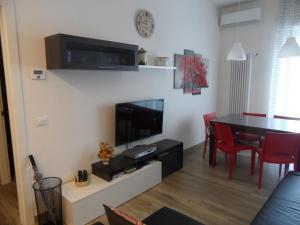 a living room with a television and a dining room table at Casa Perennio in Arezzo