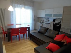 a living room with a couch and a table and a kitchen at Casa Perennio in Arezzo