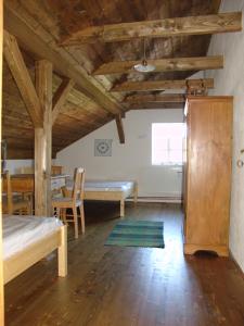 ein Schlafzimmer mit einem Bett und einem Tisch in einem Zimmer in der Unterkunft Penzion Olesnice in Zlatá Olešnice
