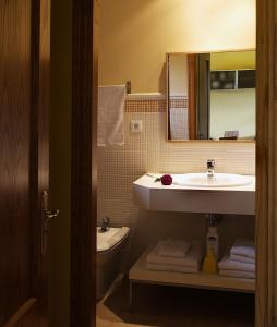 Ένα μπάνιο στο Apartamentos El Guindal