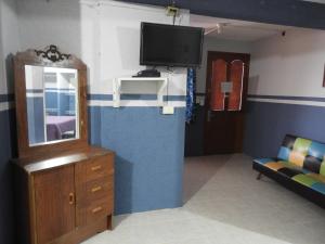 Televízia a/alebo spoločenská miestnosť v ubytovaní La Casa Azul Hostal y Pension - Cordoba