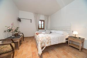 1 dormitorio con cama, mesa y escritorio en Il Poggiolo ai Casini, en Scopeti