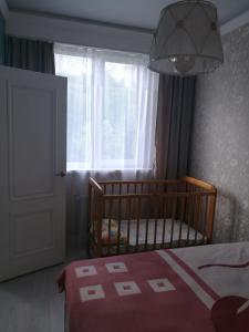 Una cama o camas en una habitación de Apartment on Klubnichnaya 76