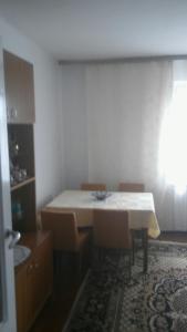 ウストシキ・ドルネにあるPokoje u Rysiaのダイニングルーム(テーブル、椅子付)