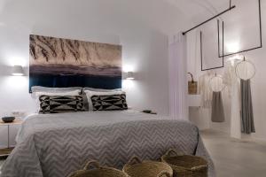 A bed or beds in a room at 3 Caves by Caldera Houses