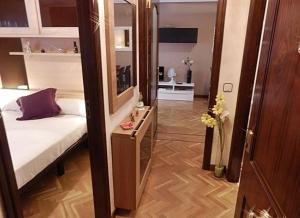 Cette petite chambre comprend un lit et un miroir. dans l'établissement Apartamento Norte Comfort, à Salamanque