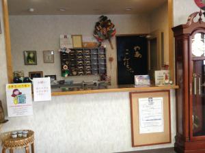 un mostrador en una tienda con una encimera en Hakuba Glad Inn Ebisuya en Hakuba