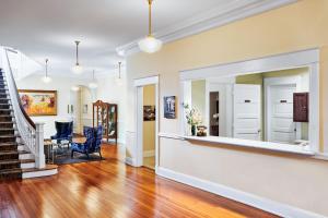 ein Wohnzimmer mit Treppe und ein Esszimmer in der Unterkunft Inn at Carnall Hall in Fayetteville + 20 Fotos