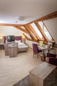 sypialnia z łóżkiem, biurkiem i telewizorem w obiekcie Bodensee Hotel Sternen w mieście Uhldingen-Mühlhofen