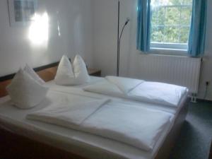 Postel nebo postele na pokoji v ubytování Hotel & Restaurant "Zum Firstenstein"