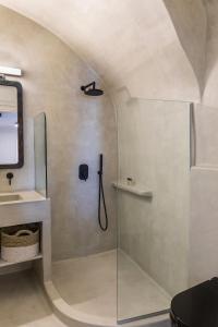 A bathroom at 3 Caves by Caldera Houses