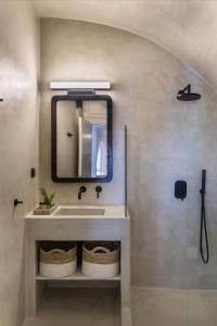 A bathroom at 3 Caves by Caldera Houses Még 35 kép