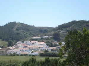 a small town on a hill with houses at Apartamento bonito in Bordeira