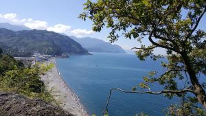 a view of a beach next to a body of water at Guest House Lazuri in Sarpi