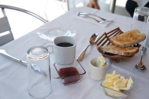 un tavolo con pane tostato, patatine e una tazza di caffè di Hotel Cosijo - San Jeronimo Tlacochahuaya a Città di Oaxaca