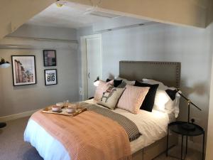 Un dormitorio con una cama con una bandeja encima. en number 26, en Conwy