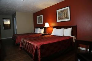 Postel nebo postele na pokoji v ubytování Americas Best Value Inn Kelso