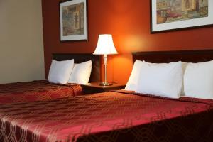 Postel nebo postele na pokoji v ubytování Americas Best Value Inn Kelso