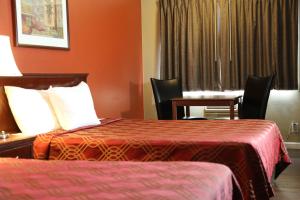 Postel nebo postele na pokoji v ubytování Americas Best Value Inn Kelso