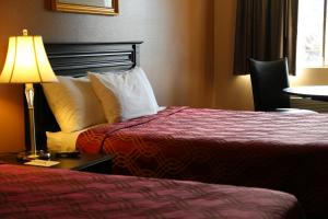 Postel nebo postele na pokoji v ubytování Americas Best Value Inn Kelso