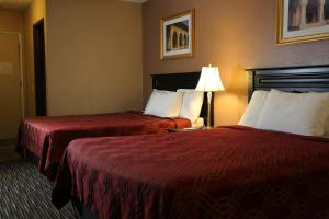 Postel nebo postele na pokoji v ubytování Americas Best Value Inn Kelso + 7 fotografií