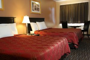Postel nebo postele na pokoji v ubytování Americas Best Value Inn Kelso