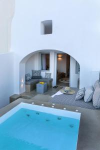 una sala de estar con piscina en una casa en 3 Caves by Caldera Houses, en Oia