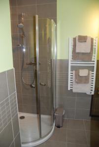 Vonios kambarys apgyvendinimo įstaigoje E-Harz Ar Menez